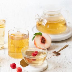 Tazze e teiera di tè istantaneo alle erbe Herbalife Nutrition