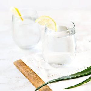 Due bicchieri di acqua aromatizzata con bevanda all'aloe vera e limone