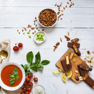 Snack e barrette proteiche Herbalife Nutrition su un tavolo bianco