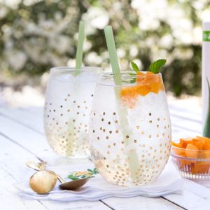 Due bicchieri di acqua aromatizzata con bevanda Herbalife Nutrition all'aloe vera